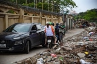 Hà Nội: “choáng”…núi rác trên đường Huỳnh thúc kháng kéo dài