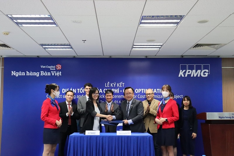 với thỏa thuận hợp tác này, đối tác KPMG sẽ hỗ trợ Ngân hàng Bản Việt xây dựngp/phương pháp đo lường, giám sát, xác định nguồn tác động các chi phí, đánh giá tính hợp lý và đề ra các giải pháp nhằm kiểm soát và nâng cao hiệu quả các chi phí trọng yếu.