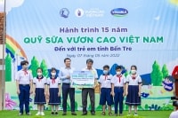 Quỹ sữa “Vươn cao Việt Nam” và Vinamilk trao 1,9 triệu ly sữa cho trẻ em năm 2022