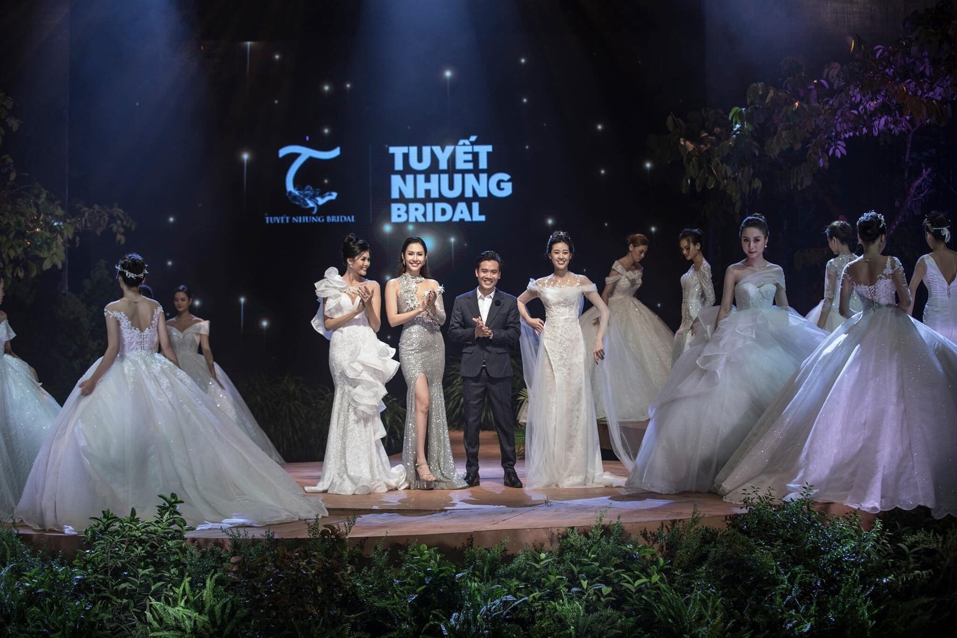 Hé lộ BST váy cưới đến từ Tuyết Nhung Bridal trình làng tại Lễ công bố Vietnam International Fashion Tour Hé lộ BST váy cưới đến từ Tuyết Nhung Bridal trình làng tại Lễ công bố Vietnam International Fashion Tour