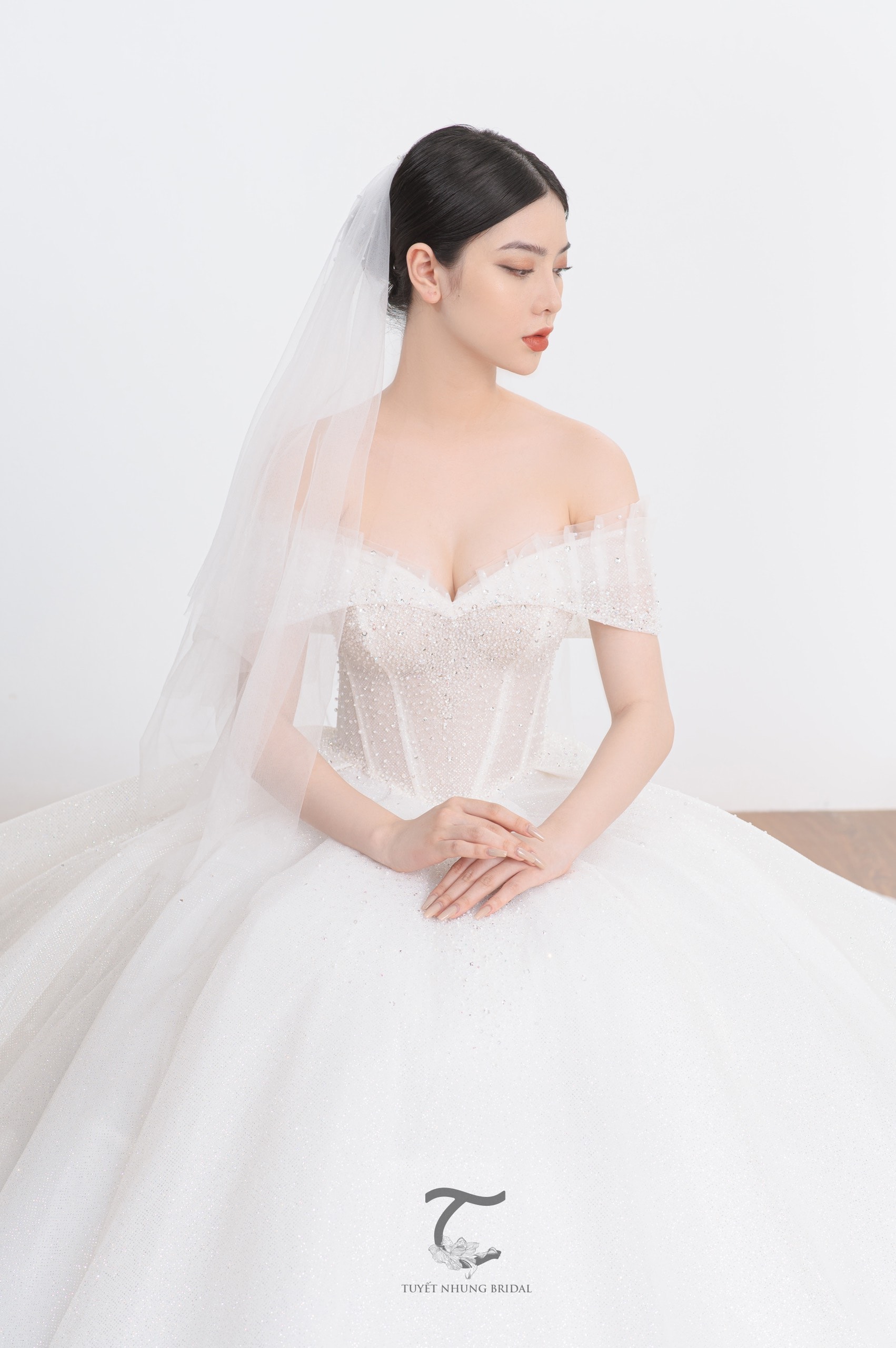 Hé lộ BST váy cưới đến từ Tuyết Nhung Bridal trình làng tại Lễ công bố Vietnam International Fashion Tour Hé lộ BST váy cưới đến từ Tuyết Nhung Bridal trình làng tại Lễ công bố Vietnam International Fashion Tour