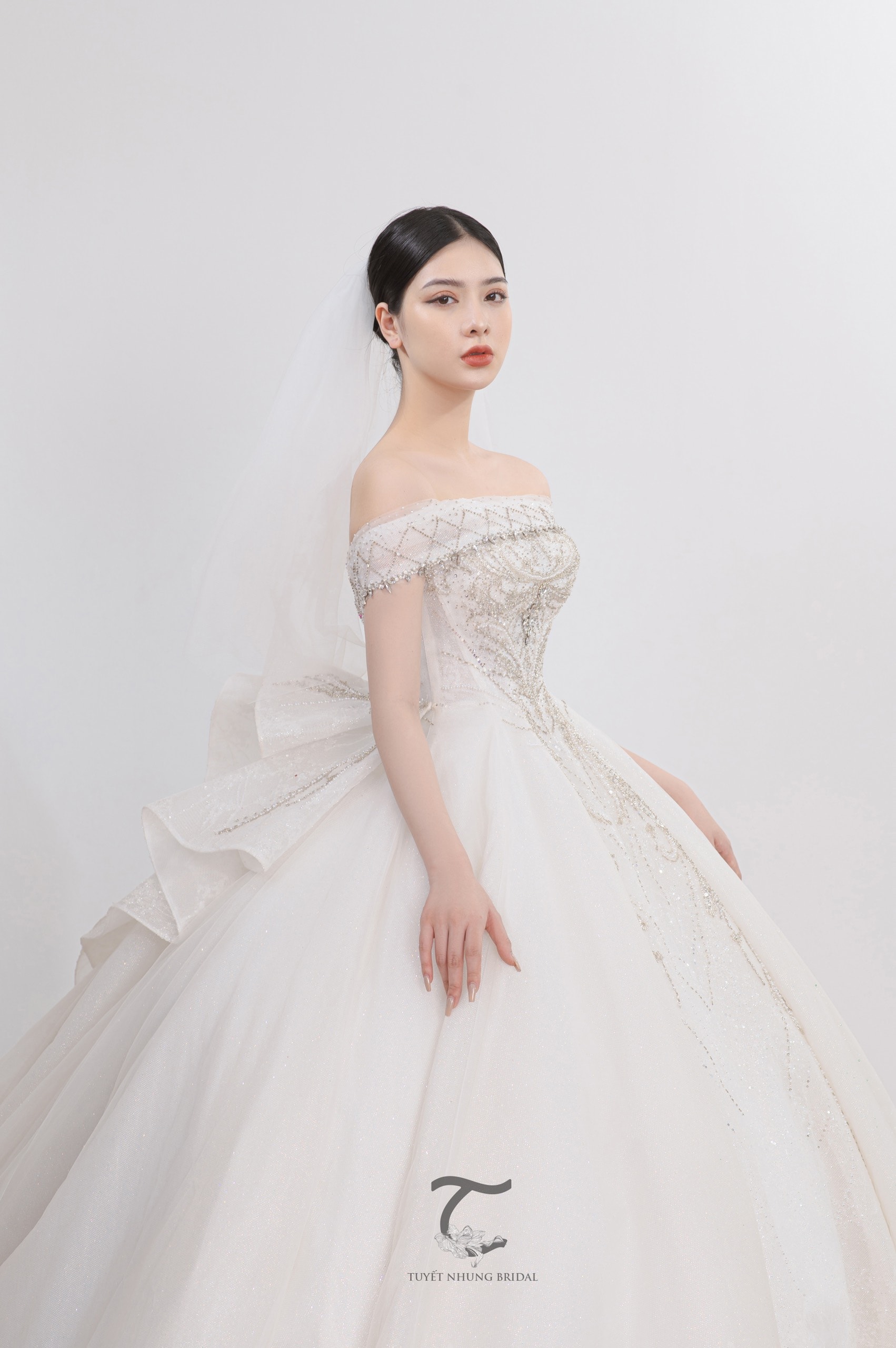 Hé lộ BST váy cưới đến từ Tuyết Nhung Bridal trình làng tại Lễ công bố Vietnam International Fashion Tour Hé lộ BST váy cưới đến từ Tuyết Nhung Bridal trình làng tại Lễ công bố Vietnam International Fashion Tour