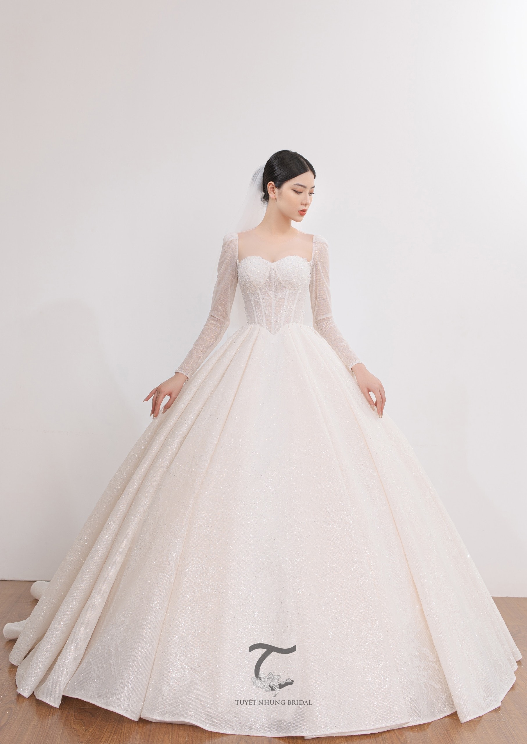 Hé lộ BST váy cưới đến từ Tuyết Nhung Bridal trình làng tại Lễ công bố Vietnam International Fashion Tour Hé lộ BST váy cưới đến từ Tuyết Nhung Bridal trình làng tại Lễ công bố Vietnam International Fashion Tour