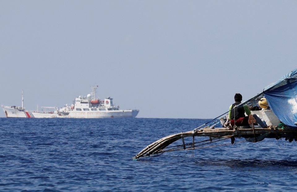 Một ngư dân Philippines theo dõi tàu Cảnh sát biển Trung Quốc tuần tra trên Biển đông. (Nguồn: Reuters)