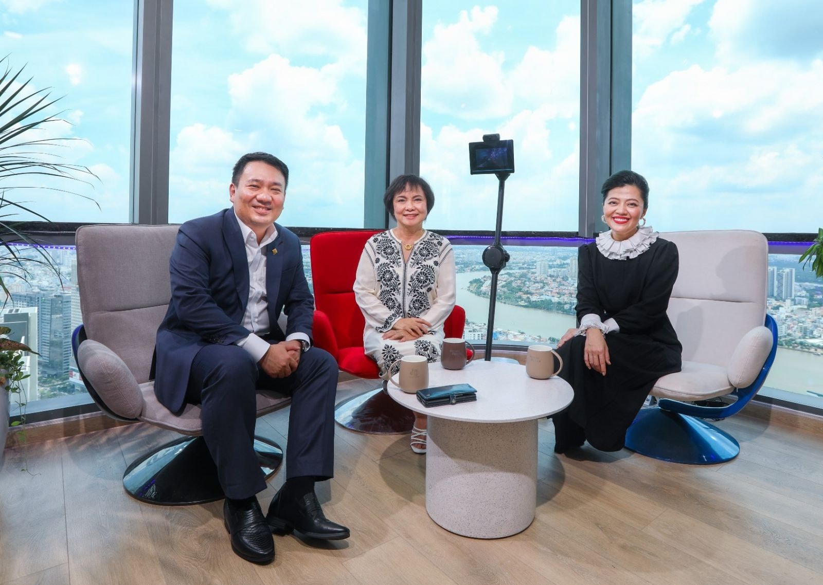 Hai nhà lãnh đạo PNJ tại sẻ tại talk show “The Next Power”.