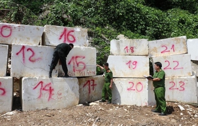 Tang vật bị lực lượng Công an Nghệ An thu giữ tại hiện trường khai thác đá trắng trái phép ở xóm Kèn, xã Châu Lộc. Ảnh: CACC