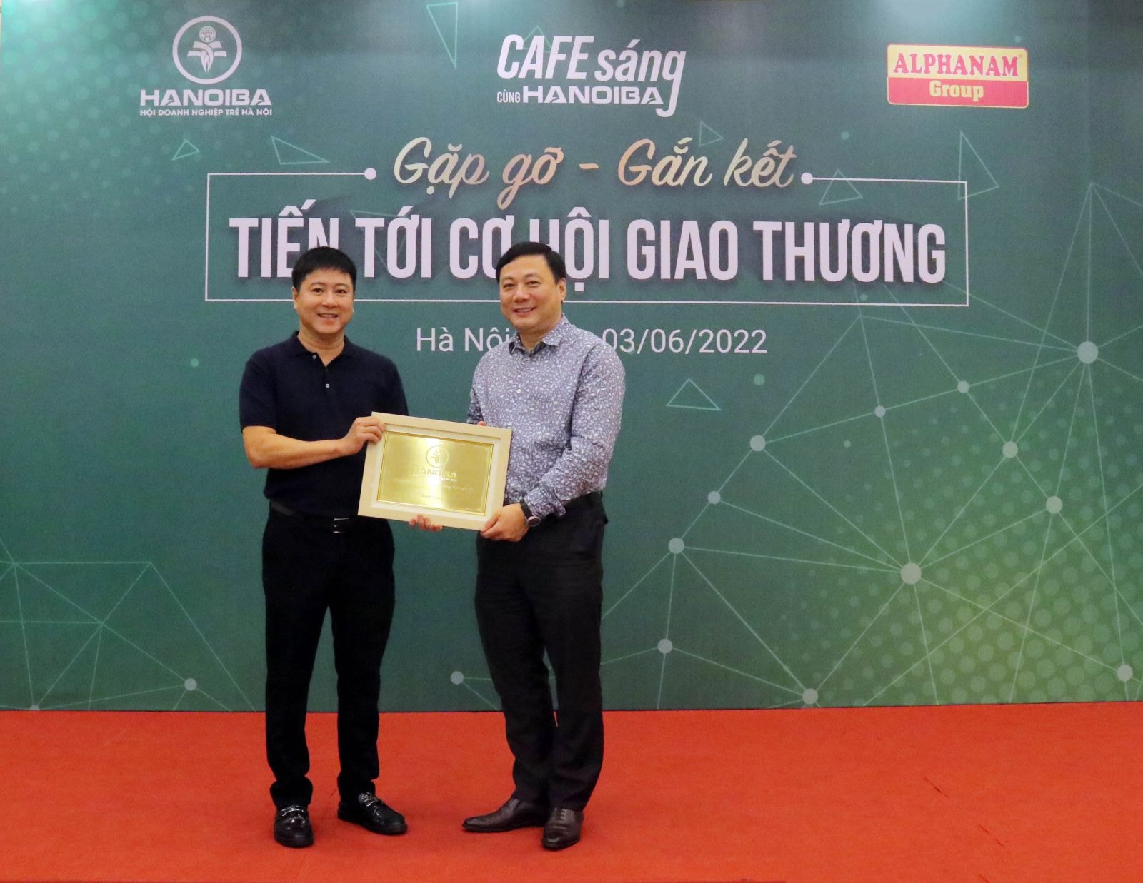 Ông Nguyễn Tuấn Hải và ông Hồ Hoàng Hải - Phó Chủ tịch HANOIBA - Tổng giám đốc Công ty Cổ phần Phú Thành đều có chung mong muốn tiếp tục đẩy mạnh hơnp/nữa cho sự phát triển của phong trào Doanh nhân trẻ
