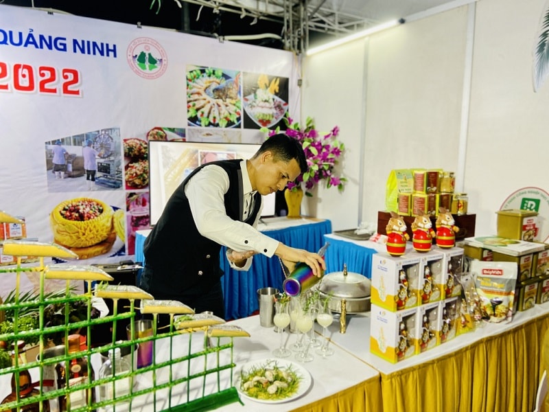 Các bạn trẻ cũng rất thích thú với những món ăn vặt được chế biến (ảnh báo QN)