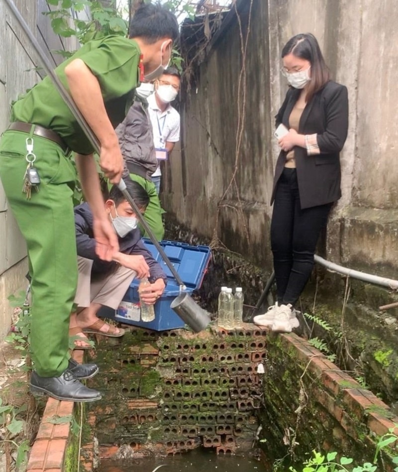 Phòng Cảnh sát môi trường công an tỉnh Hải Dương cùng với lực lượng chức năng đã tiến hành thu mẫu nước thải sau xử lý của công ty để phân tích, giám định.