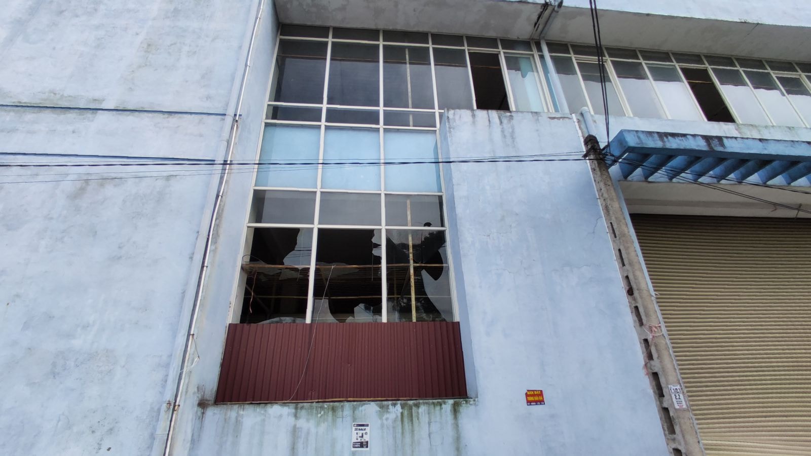 Nhiều trang thiết bị được đầu tư trong công trình đã bị lấy mất, nhiều hạng mục công trình đang xuống cấp như hệ thống cửa cuốn chính vào trung tâm bị hư hỏng nặng, các ô cửa kính quanh công trình bị vỡ gần hết.