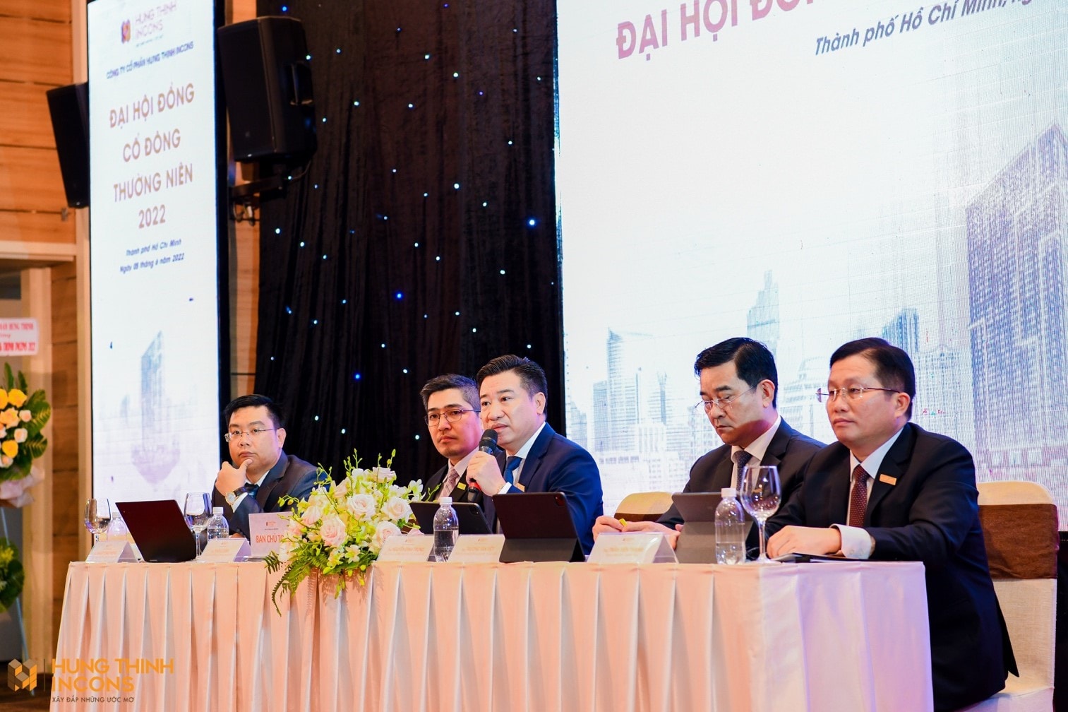 Ông Nguyễn Đình Trung – Chủ tịch HĐQT Công ty Cổ phần Hưng Thịnh Incons trả lời các câu hỏi của cổ đông tại Đại hội.