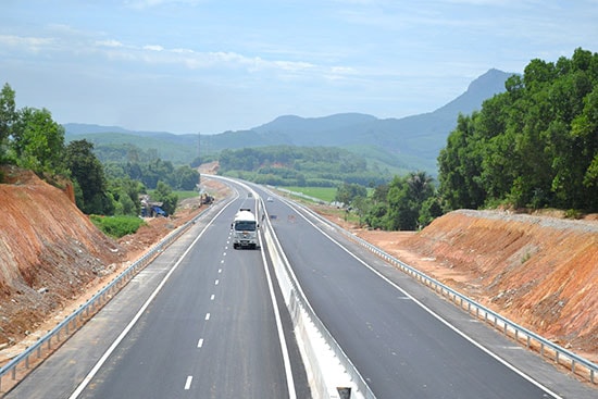 Tiếp tục nghiên cứu, đánh giá kỹ các mặt, trong đó khảo sát kỹ địa hình để lựa chọn hướng tuyến phù hợp.