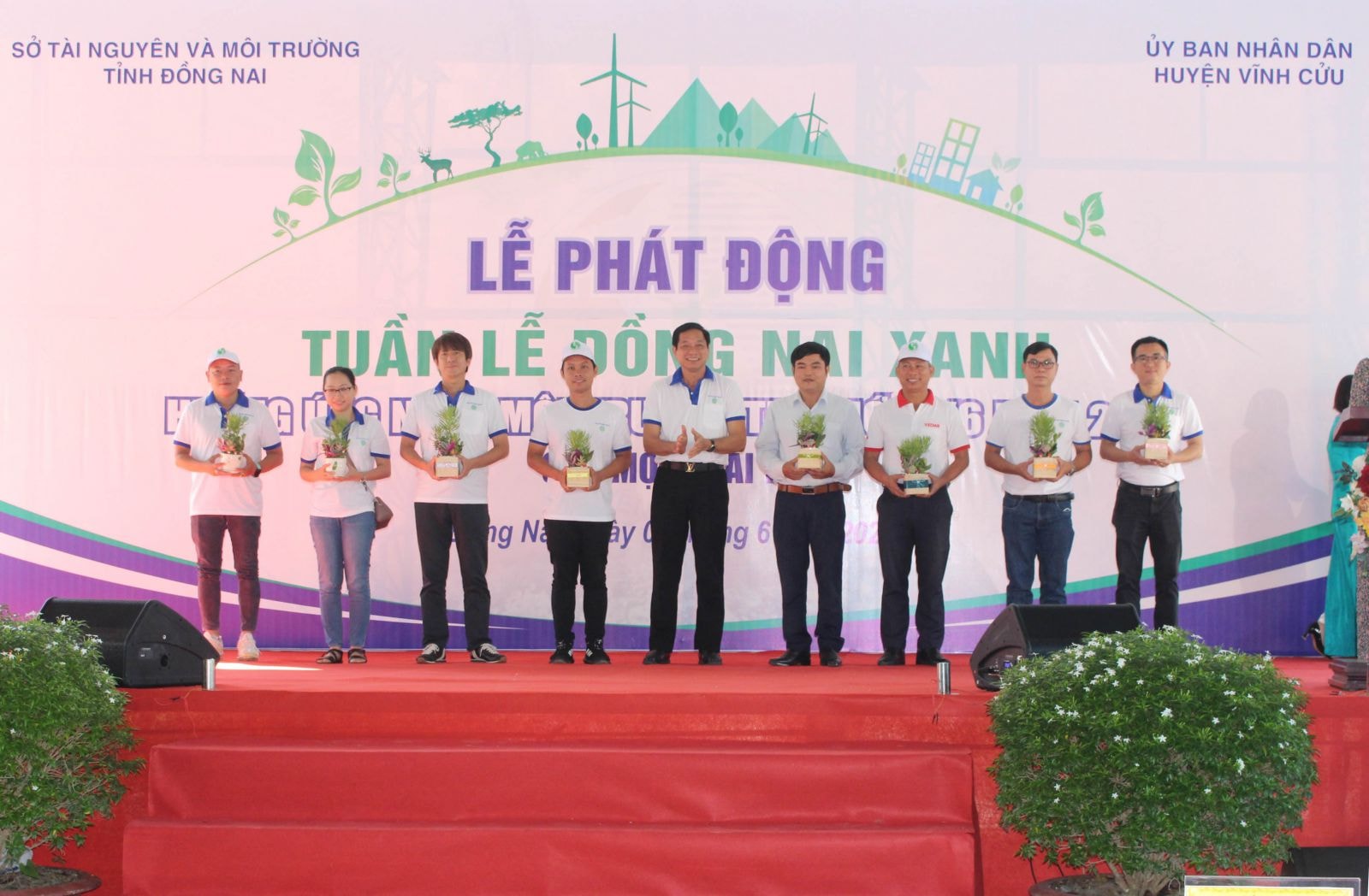 Ông Huỳnh Tấn Lộc (thứ ba từ phải qua) - đại diện Vedan Việt Nam - đang nhận những phần quà là cây xanh từ Ban tổ chức chương trình