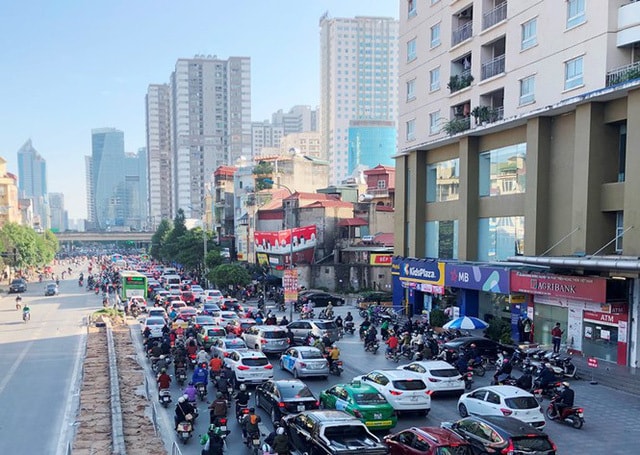 Tuyến đường Lê Văn Lương, Tố Hữu ldài hơn 1km nhưng phải cõng 33 dự án chung cư cao tầng với mật độ dân số hơn 100 nghìn người.