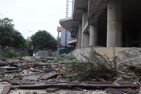 Đến nay, sau hơn 3 năm kể từ ngày khởi công, dự án vẫn còn dở dang, nhếch nhác. 