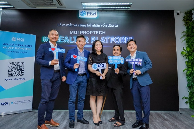 Đại diện VIISA (ngoài cùng bìa trái) cùng các nhà sáng lập, lãnh đạo, vận hành MGi #1 Realtor Platform