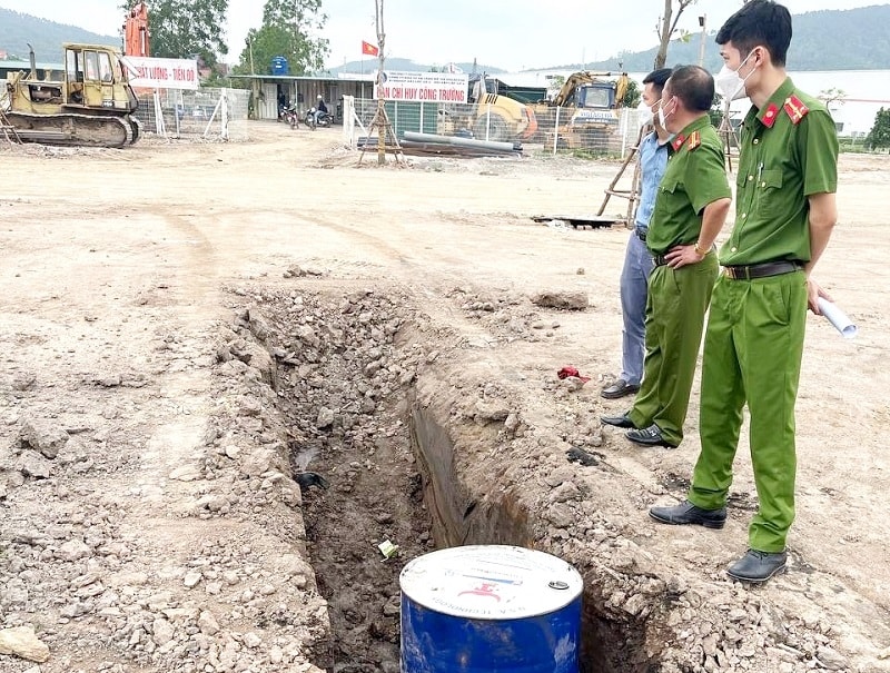 Lực lượng Công an phát hiện Công ty CP Sông Hồng (huyện Hải Hà) có hành vi đổ chất thải rắn công nghiệp không đúng nơi quy định (báo QN)