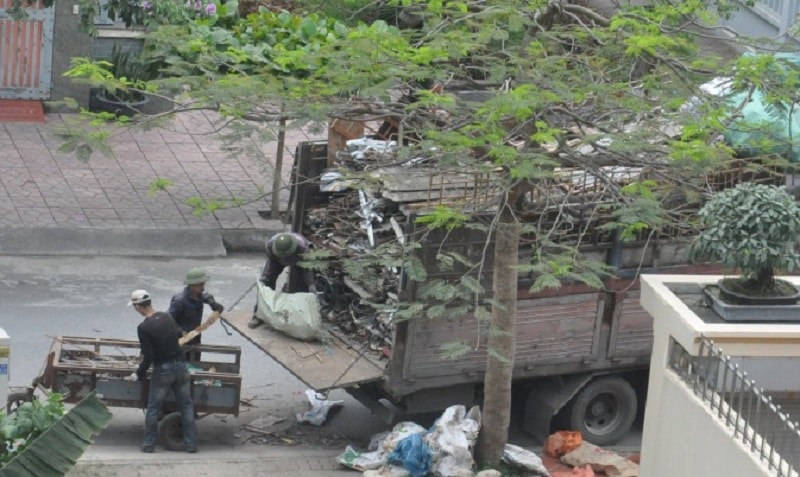 Thu gom phế liệu trên địa bàn TP Hạ Long làm sạch môi trường ( ảnh báo QN)