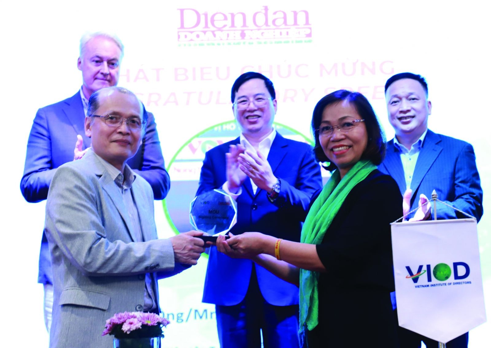  Ông Alain Goudsmet chứng kiến lễ ký kết hợp tác truyền thông giữa Ông Phạm Ngọc Tuấn, Tổng Biên tập Tạp chí Diễn đàn Doanh nghiệp và Bà Hà Thu Thanh, Chủ tịch HĐQT VIOD, Chủ tịch Hội đồng Thành viên Deloitte Việt Nam.
