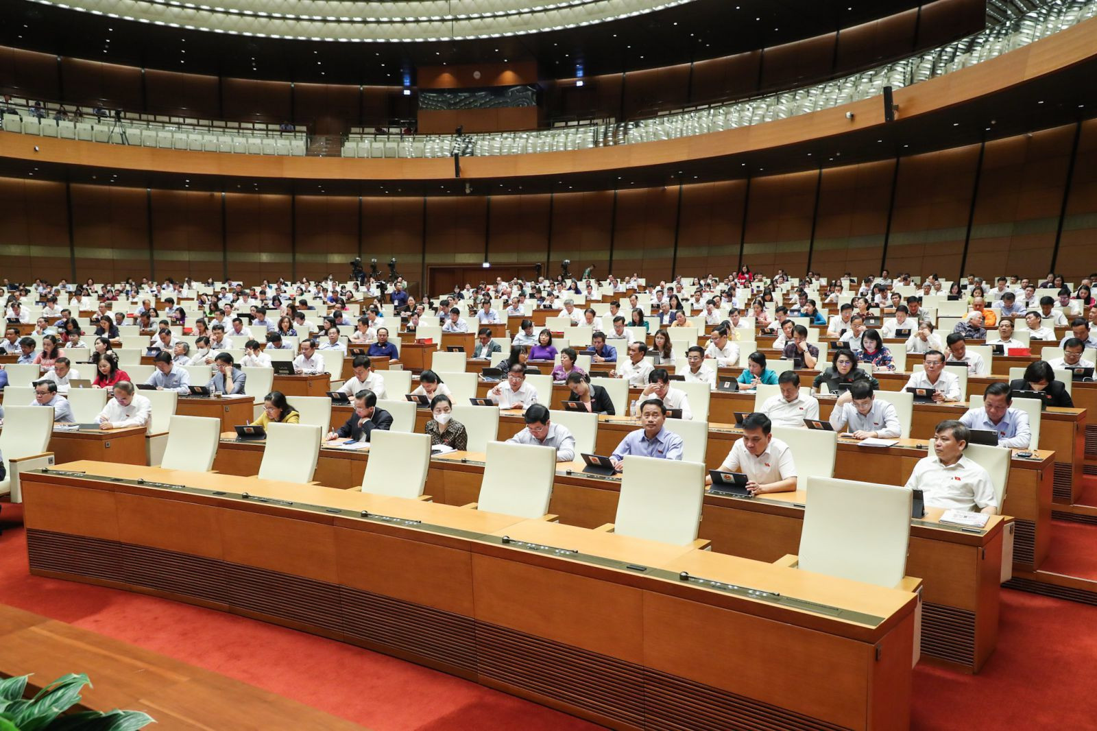 Toàn cảnh phiên họp chiều 8/6.