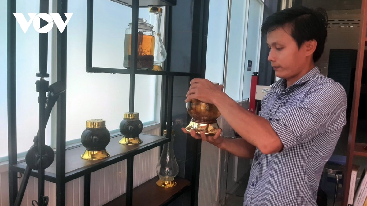 Anh Nguyễn Hoàng Việt thực hiện công tác chế biến các sản phẩm từ nhung hươu.