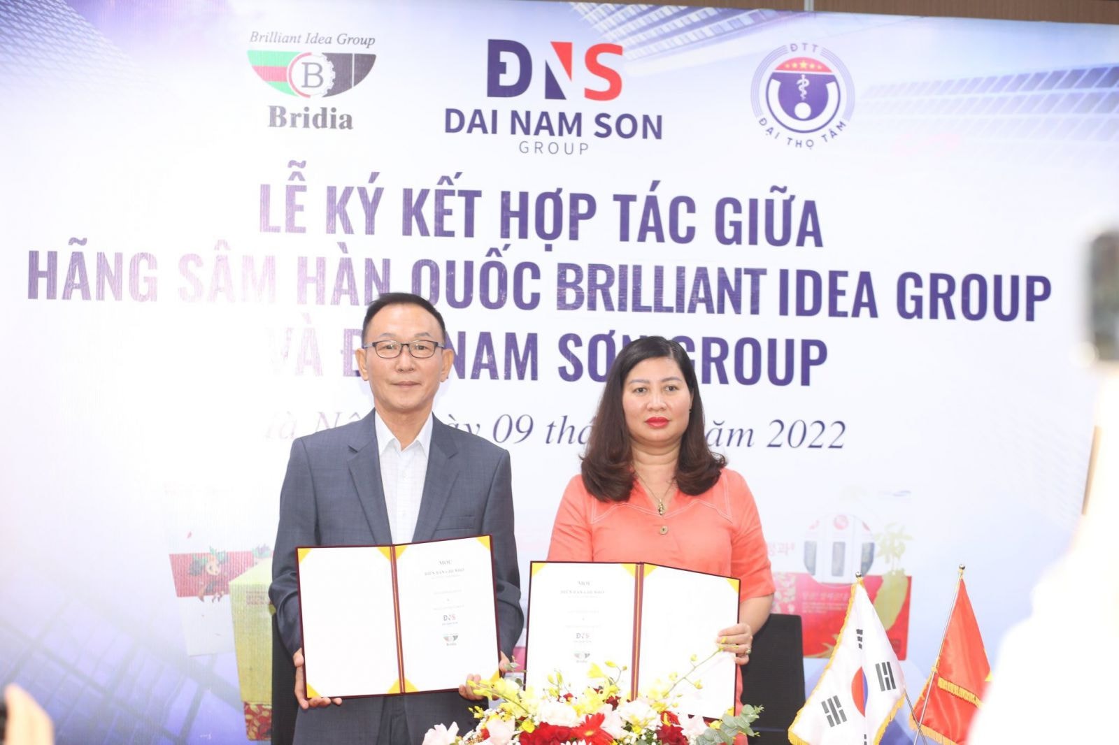 Đại Nam Sơn Group ký kết hợp tác cùng Hãng sâm Hàn Quốc Bridia sản xuất, chế biến, đóng gói các sản phẩm sâm Ngọc Linh của Việt Nam theo chất lượng Hàn Quốc.