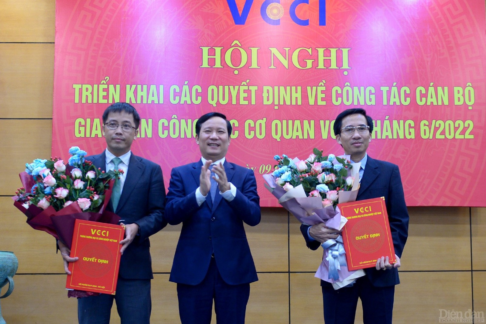 Chủ tịch VCCI Phạm Tấn Công trao quyết định bổ nhiệm 