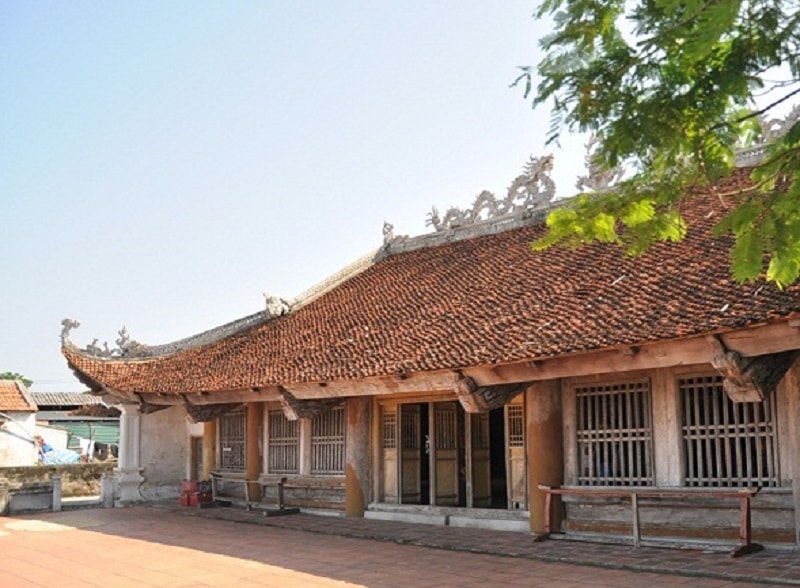 Người dân nơi đây luôn tự hào về đình Quan Lạn bởi đây là một trong hai ngôi đình cổ nhất của tỉnh Quảng Ninh hiện nay và là ngôi đình duy nhất ở Việt Nam thời Lý Anh Tông – người đã có công lập ra thương cảng Vân Đồn năm 1149. Đình thờ tướng quân Trần Khánh Dư đời Trần – người trấn ải Vân Đồn đã tổ chức trận chiến đấu tại sông Mang – Vân Đồn, tiêu diệt 500 chiếc thuyền lương, diệt tướng giặc Nguyên là Trương Văn Hổ. Đình Quan Lạn được làm bằng gỗ Mần Lái – loài cây chỉ có trên đảo đá Ba Mùn (gần cảng Cái Làng – cảng cổ Vân Đồn).