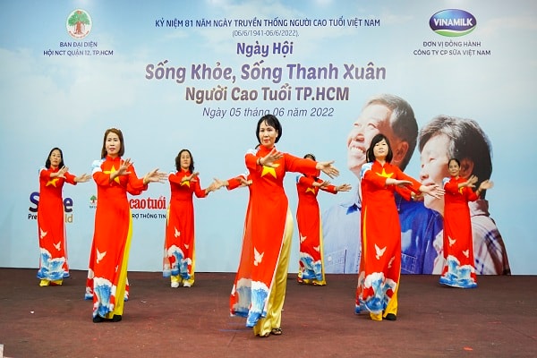 Tinh thần “Sống khỏe, sống thanh xuân” được thể hiện một cách ấn tượng qua các màn biểu diễn múa, tiết mục dưỡng sinh của người cao tuổi Hà Nội và Hồ Chí Minh.