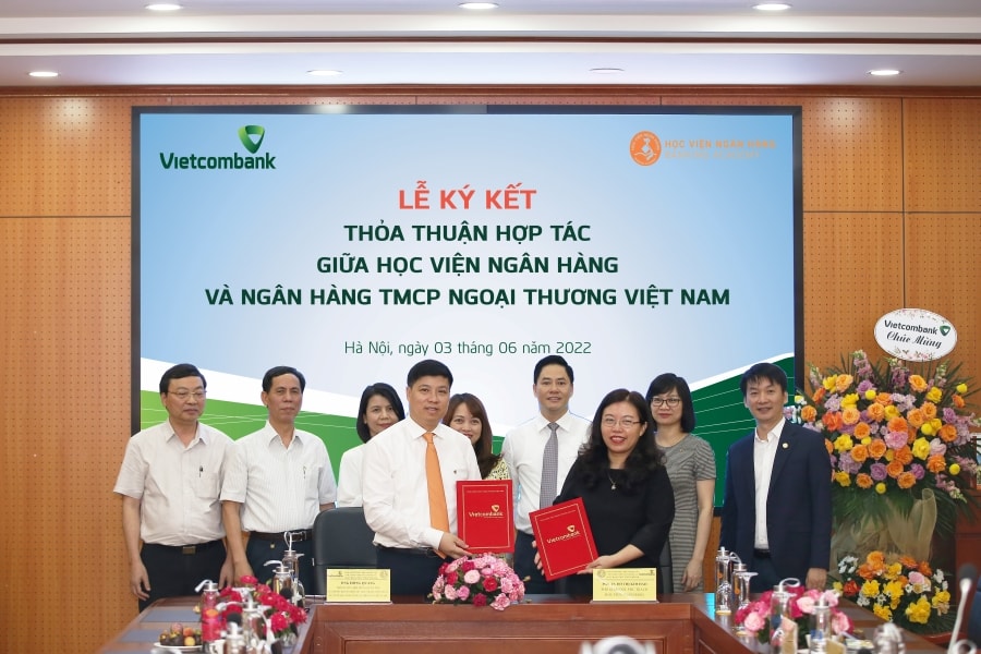 Ông Hồng Quang - Thành viên HĐQT, Giám đốc Khối nhân sự Vietcombank (hàng đầu, bên trái) và PGS.TS Đỗ Thị Kim Hảo - Phó Giám đốc phụ trách Học viện Ngân hàng thực hiện ký kết thoả thuận hợp tác