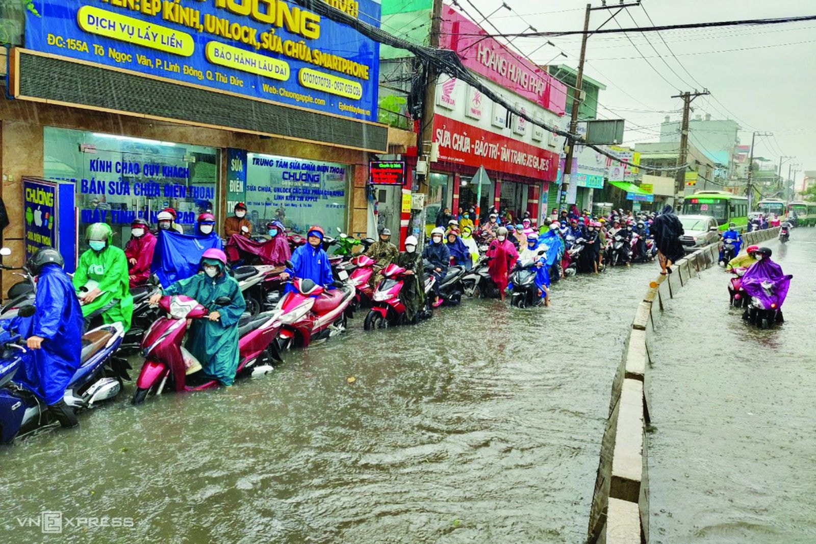 p/Do chưa đầu tư hạ tầng bài bản, nên cứ trở mưa, TP. Thủ Đức lại ngập nặng. Ảnh: Gia Minh