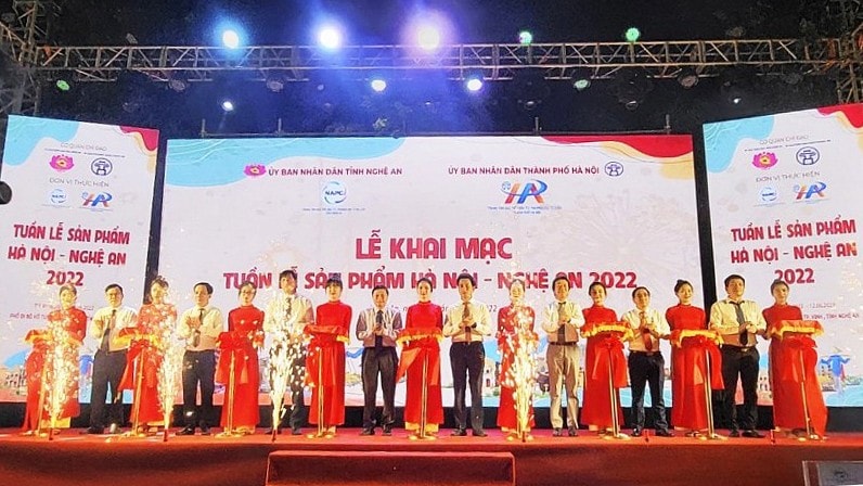 Các đại biểu thực hiện nghi thức cắt băng khai mạc “Tuần lễ sản phẩm Hà Nội - Nghệ An 2022”