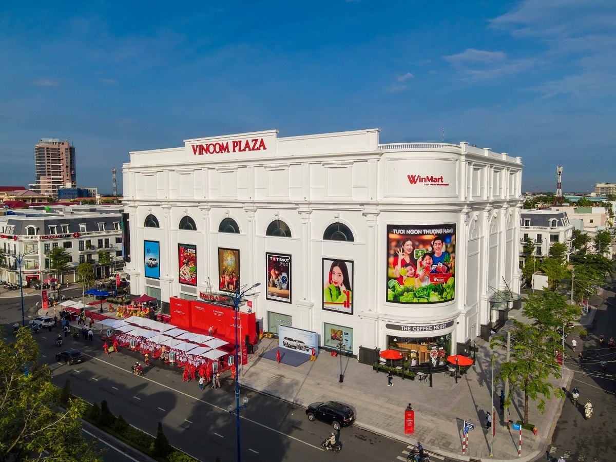 Vincom Plaza Mỹ Tho và Vincom Plaza Trần Huỳnh đều có kiến trúc hiện đại, quy tụ hàng loạt thương hiệu uy tín trong nước và quốc tế