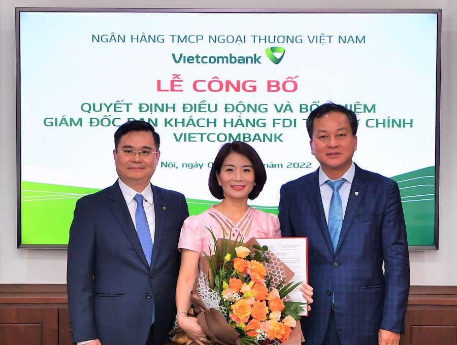 Ông Nguyễn Thanh Tùng - Phó Tổng Giám đốc phụ trách Ban điều hành (bên trái) trao quyết định vàp/ông Nguyễn Việt Cường - Phó Tổng Giám đốc (bên phải) tặng hoa cho bà Bùi Thị Thanh Thu - tân Giám đốc Ban Khách hàng FDI - TSC