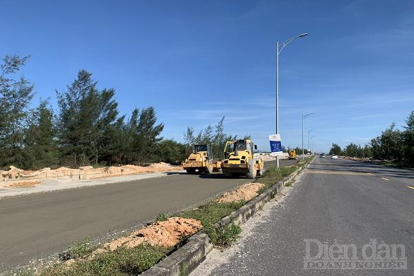 Tỉnh Quảng Nbam yêu cầu thiết kế đô thị hai bên đường Võ Chí Công, đoạn từ cầu Cửa Đại đến sân bay Chu Lai phải đảm bảo phù hợp quy định của Luật Quy hoạch đô thị,...