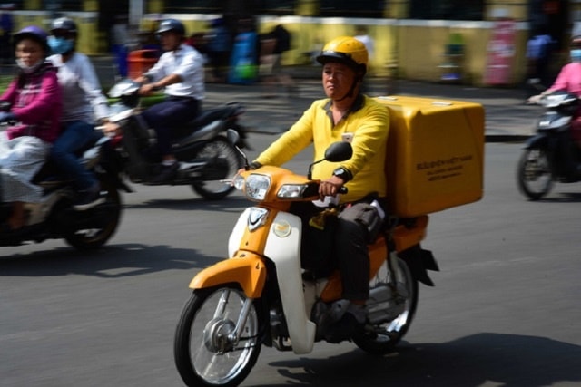 Giao hàng nhanh là cuộc đua giành giật khách hàng của các trang thương mại điện tử.