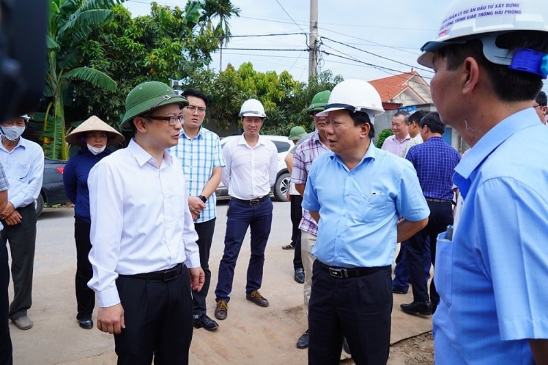 Ông Nguyễn Đức Thọ - PCT UBND TP Hải Phòng Nguyễn Đức Thọ cùng lãnh đạo các ngành, địa phương và đơn vị kiểm tra thực địa tại hiện trường