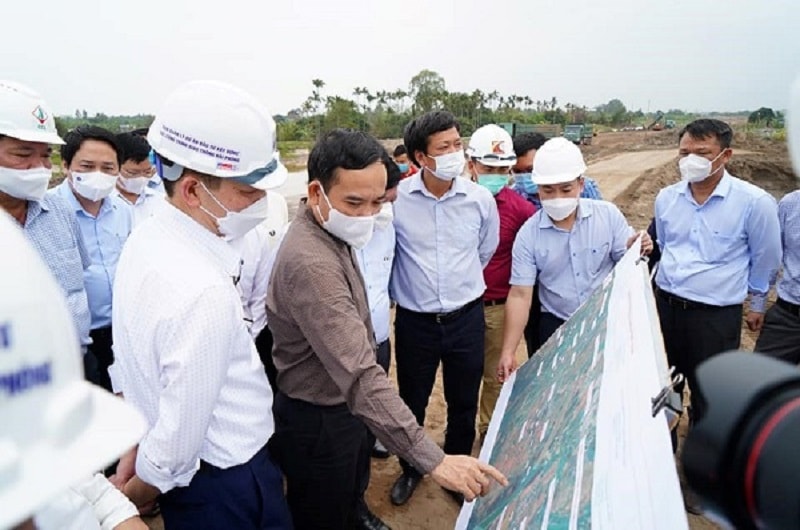 Trước đó, Bí thư Thành ủy Trần Lưu Quang đã thực địa toàn tuyến kiểm tra tiến độ các: Dự án đầu tư xây dựng tuyến đường bộ ven biển đoạn qua địa bàn thành phố Hải Phòng và 09km trên địa bàn tỉnh Thái Bình theo hình thức đối tác công tư; Dự án đầu tư xây dựng mở rộng tuyến đường bộ ven biển đoạn qua địa bàn thành phố Hải Phòng từ ĐT.353 đến cầu Thái Bình và Dự án tuyến đường nối từ cầu Lạng Am, xã Lý Học, huyện Vĩnh Bảo đến đường bộ ven biển.