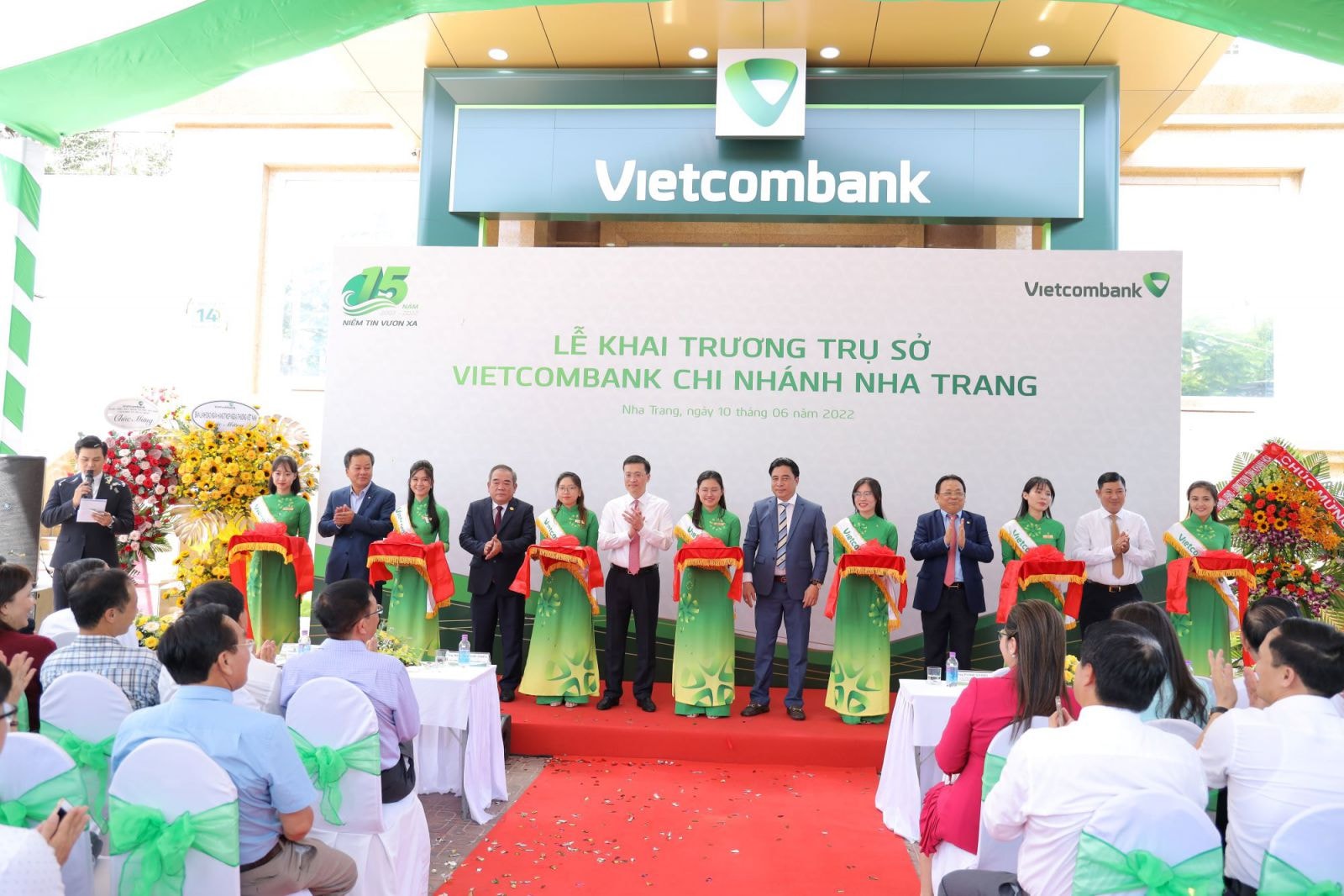 cắt băng khánh thành trụ sở hoạt động mới Vietcombank Nha Trang