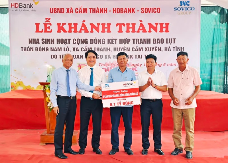 Đại diện lãnh đạo Sovico, HDBank trao tặng nhà cộng đồng cho đại diện lãnh đạo địa phương Cẩm Xuyên – Hà Tĩnh 