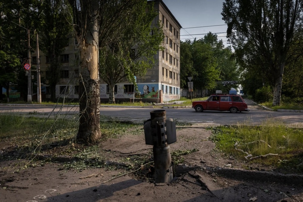 rocket chưa phát nổ trên hè phố ở Lysychansk, tỉnh Lugansk, miền đông Ukraine. Ảnh: NY Times.