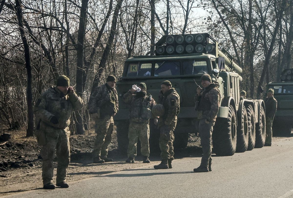 Binh sĩ Ukraine bên hệ thống phóng tên lửa vùng Kharkiv