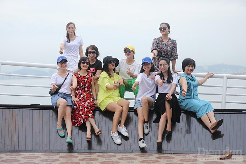 Du khách khám phá Vịnh Lan Hạ, Cát Bà