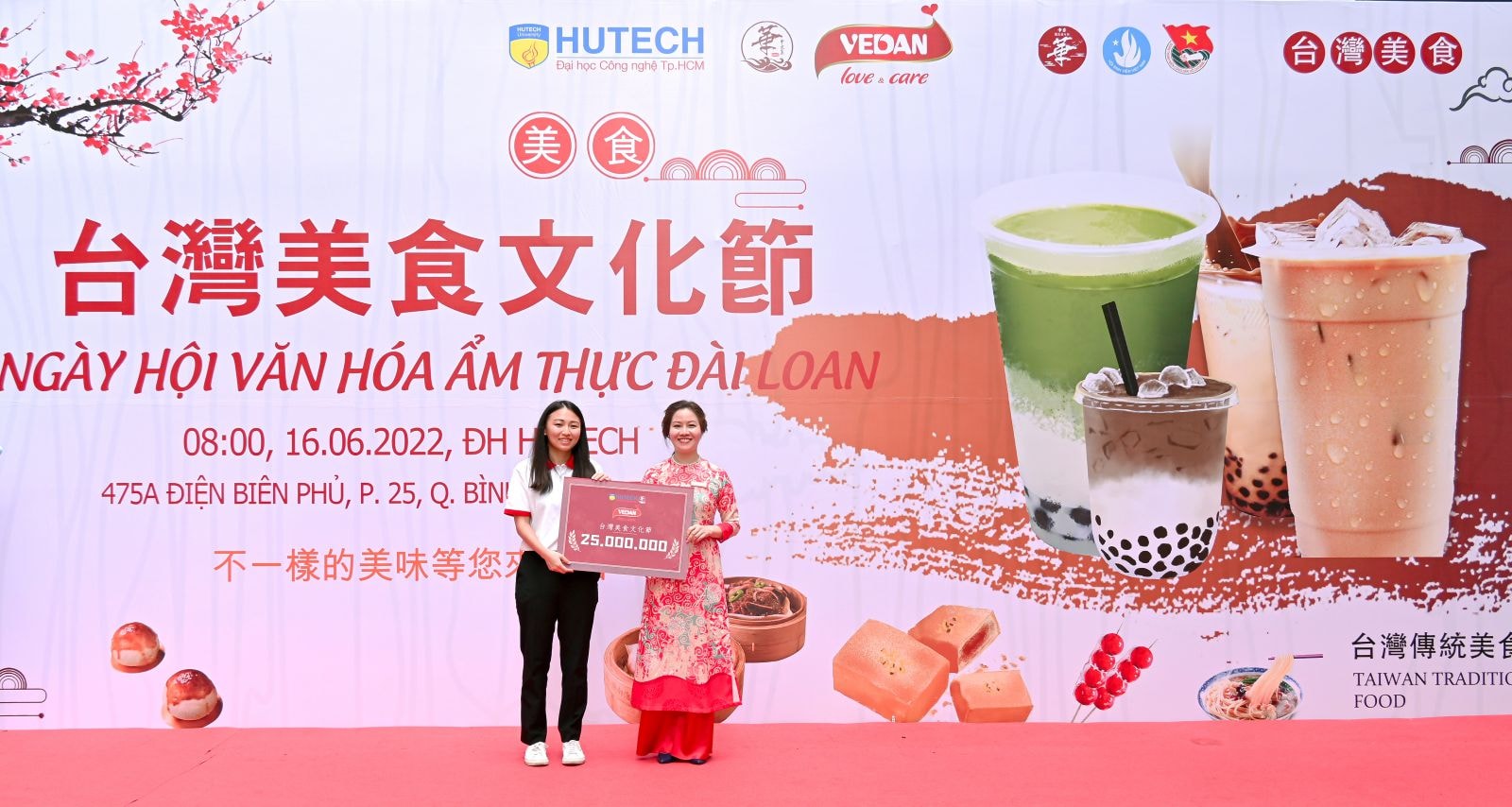 Cô Dương Tịnh Nhã trao quà tặng của công ty CPHH Vedan VN cho khoa Trung Quốc học