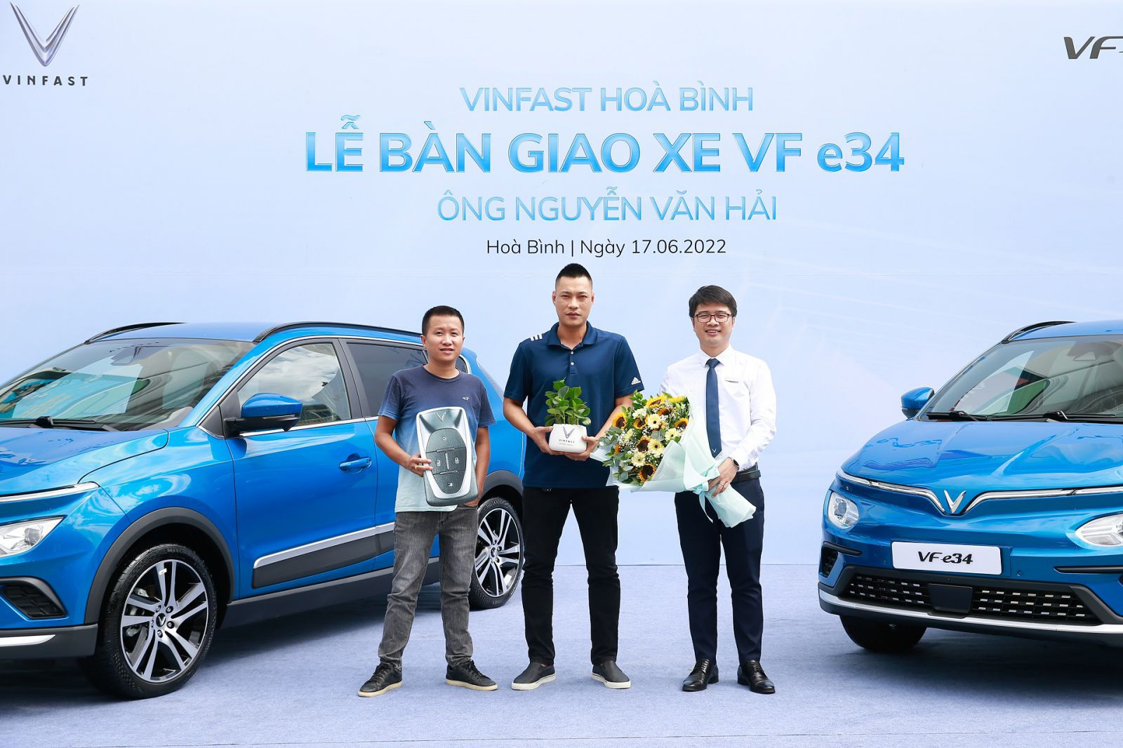 VinFast đã bàn giao lô xe VF e34 đầu tiên