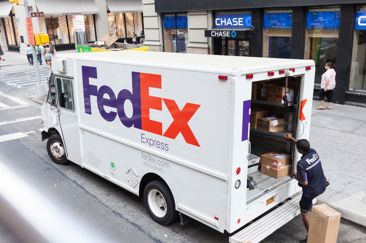 FedEx cũng tăng thu nhập bằng cách tính thêm tiền cho khách hàng