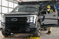 Ford bán ít xe nhưng cổ phiếu vẫn thăng hoa