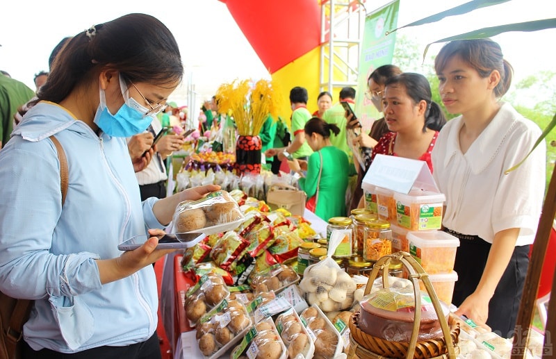 Du khách quan tâm đến các sản phẩm nông nghiệp tại lễ hội gặt lúa hữu cơ tổ chức tại huyện Tứ Kỳ, tỉnh Hải Dương