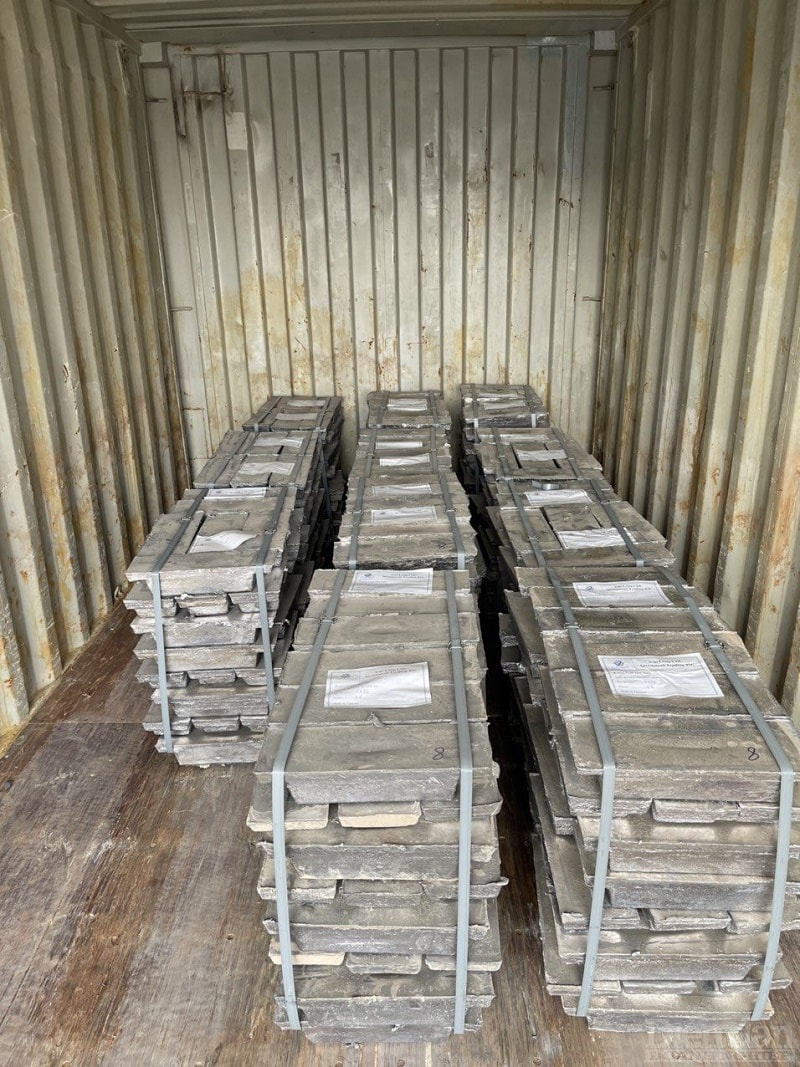 Chì thỏi đang được lưu tại kho doanh nghiệp chờ xuất khẩu