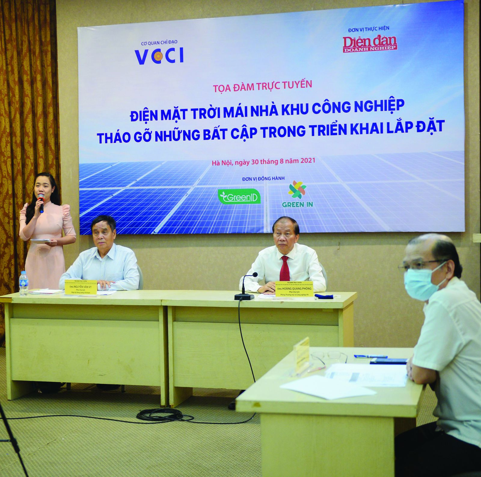 p/Liên đoàn Thương mại và Công nghiệp Việt Nam (VCCI) phối hợp Trung tâm Phát triển Sáng tạo Xanh (GreenID) tổ chức Tọa đàm trực tuyến về chủ đề “Điện mặt trời mái nhà khu công nghiệp: Tháo gỡ những bất cập trong triển khai lắp đặt”.p/Ảnh: Quốc Tuấn